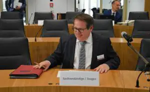 ADD-Präsident Thomas Linnertz vor dem Untersuchungsausschuss zur Flutkatastrophe im Landtag. - Foto: gik