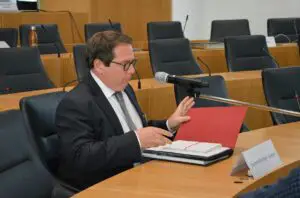 ADD-Präsident Thomas Linnertz bei einer Vernehmung vor dem Untersuchungsausschuss zur Flutkatastrophe des Landtags. - Foto: gik