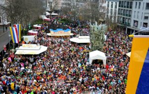 Die große Narrenparty auf dem Schillerplatz am 11.11. wird erstmals im Livestream vom SWR übertragen. - Foto: gik