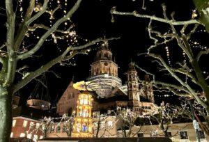 Der Mainzer Dom im Glanz des Weihnachtsmarktes. - Foto: gik