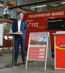 Der heutige Innenminister Michael Ebling (SPD) bei einem Besuch der Feuerwehr Mainz kurz vor dem Warntag 2020. - Foto: gik