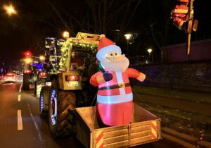 Der Weihnachtsmann grüßt vom Traktor: Die Lichterfahrt der rheinhessischen Landwirte brachte zauberhafte Vorweihnachtsstimmung nach Mainz. - Foto: gik 