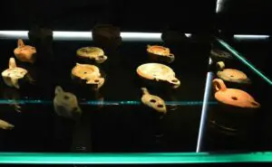 Antike römische Öllämpchen, gefunden bei der Ausgrabung des Isistempels in Mainz. - Foto: gik
