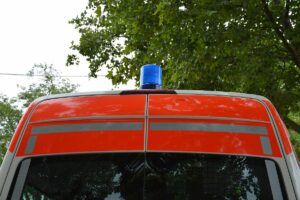Blaulicht auf dem Einsatzfahrzeuge, wie hier bei einem Rettungswagen, soll künftig auch den Ordnungsämtern erlaubt sein. - Foto: gik