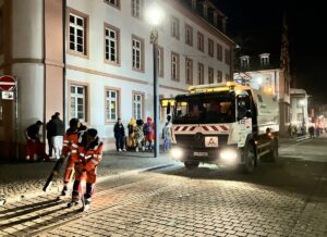 Straßenreinigung an Fastnacht am Schillerplatz. - Foto: gik