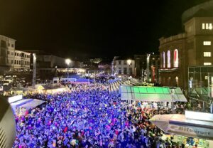 Tausende feierten bei der Rosenmondnacht 2023 vor der Bühne am Höfchen bei zuckenden Beats auf der Ludwigsstraße. - Foto: gik