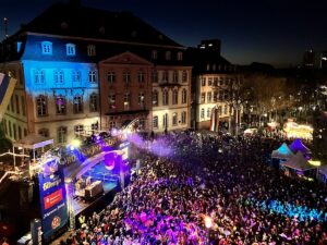 Rosenmondnacht am Schillerplatz unmittelbar nach Ende des Zuges. - Foto: gik