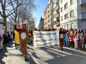 Protest gegen Auflagen für Fastnachtswagen im Rosenmontagszug 2023: Die Affen mussten durch die Stadt laufen. - Foto: gik