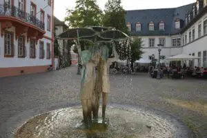 Kühlt derzeit nicht: Der Drei-Mädchen-Brunnen auf dem Ballplatz in Mainz ist derzeit abgebaut und wird renoviert. - Foto: gik