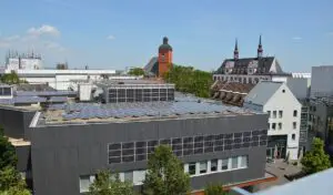 Photovoltaikanlage auf dem Dach des C&A-Gebäudes in der Mainzer Innenstadt. - Foto: gik