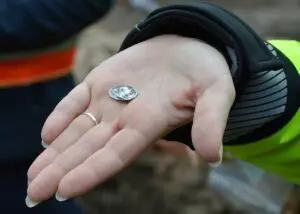 Der in der Baugrube gefundene silberne Denar aus der Zeit des römischen Kaisers Trajan, also um das Jahr 100 nach Christus. – Foto: gik