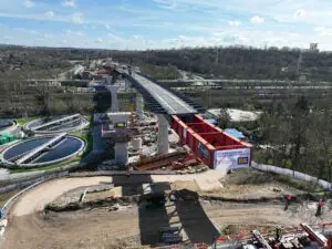 Spektakulär: Der vierte Teil der neuen Brückenkonstruktion wurde im März über das Salzbachtal auf die Pfeiler geschoben. – Foto: Autobahn GmbH/ Maurice Kaluscha