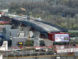 Eine Brücke entsteht über dem Tal. - Foto: Autobahn West GmbH