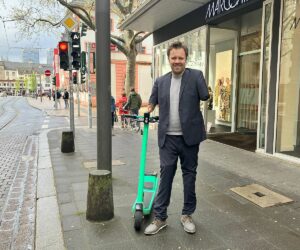 FDP-Fraktionschef David Dietz mit E-Scooter auf dem Gehweg. - Foto: gik