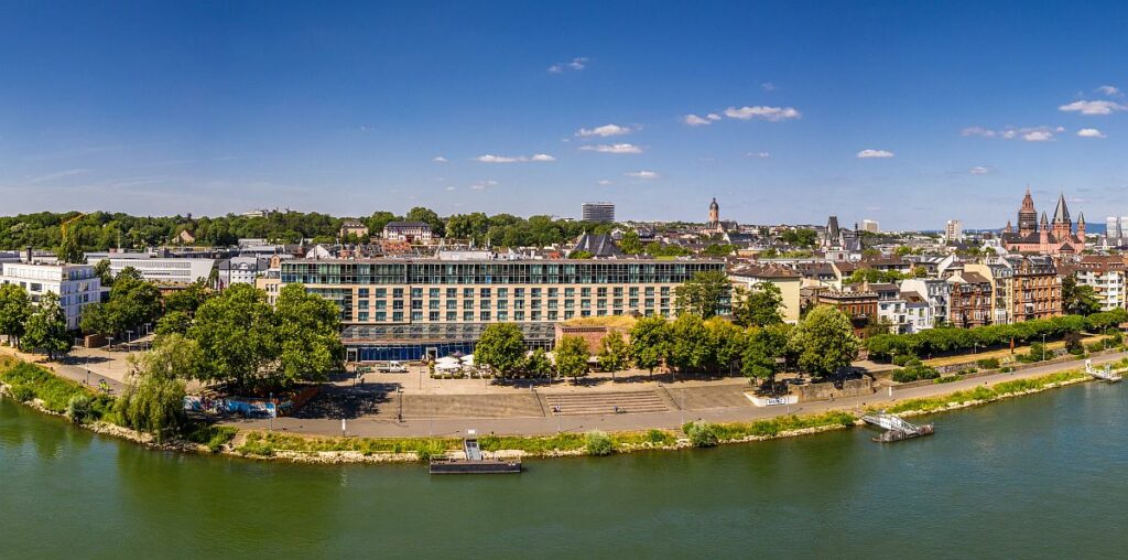 Blick auf das Fort Malakoff mit dem Hyatt Hotel und der Rheinterrasse: Neuer Standort für eine Rheinbühne. - Foto: Mainzplua