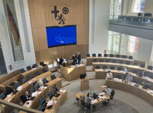 Der Untersuchungsausschuss zur Flutkatastrophe im Ahrtal im Plenarsaal des Mainzer Landtags in einer Sitzungspause. - Foto: gik