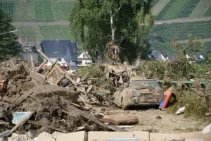 Schlamm- und Trümmerwüsten im Ahrtal nach der Flutkatastrophe. - Foto: gik