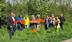 Die Initiative "Wildtiere sichtbar machen" präsentiert die leuchten orangenen Schilder. - Foto Maren Goschke