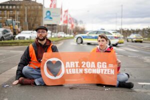 Straßenblockade der "Letzten Generation" in Mainz am Landtag im März 2023. - Foto: Letzte Generation