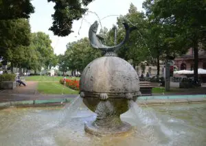 Der Brunnen am Fischtorplatz in der Mainzer Altstadt gehörte in diesem Jahr zu den ersten, die sprudelten. - Foto: gik