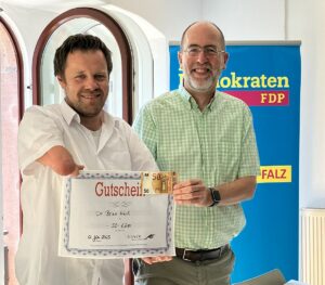 FDP-Stadtrat David Dietz (links) und Grünen-Stadtrat Brian Huck bei der Preisverleihung. - Foto: gik