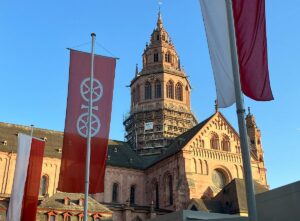 Bollwerk in einem erschütternden Jahr: Der Mainzer Dom. - Foto: gik