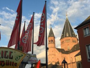 Dom, Mainz-Fahnen und Grill auf dem Markt: Es ist wieder Johannisnacht! - Foto: gik