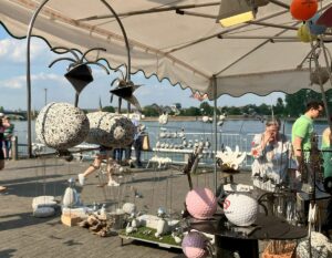 Allerlei kreative Vögel gibt es auf dem Künstlermarkt am Rhein. - Foto: gik