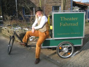 Jörn Kölling kommt mit seinem Theater-Fahrrad erstmals nach Mainz. - Foto: Kölling