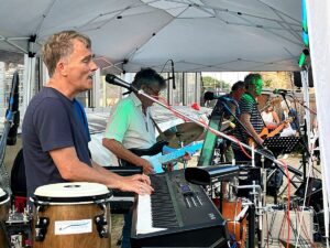 Die Rockin' Blues Band mit Sänger und Pianist Hanns Lohmann (vorne). - Foto: gik