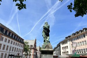 Das Schillerdenkmal auf dem Mainzer Schillerplatz von hinten: Drehen die Kunden Mainz den Rücken zu? - Foto: gik