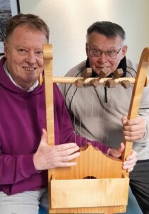 Gerd Rupprecht (rechts) bei der Übergabe des Nachbaus einer antiken Kithara an den IRM-Vorsitzenden Christian Vahl 2023. - Foto: Vahl