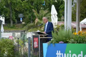 Bürgermeister Guido Orthen bei seiner Rede auf der Gedenkfeier am Freitag im Kurpark von Bad Neuenahr. - Foto: gik