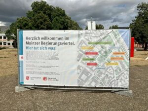 Großplakat Forum Regierungsviertel: "Hier tut sich etwas" - aber für wen? - Foto: gik