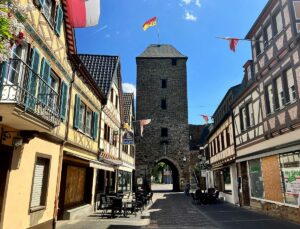 Innenstadt von Ahrweiler: Licht und Schatten beim Wiederaufbau, ausbleibende Touristen. – Foto: gik