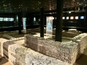 Das antike Heiligtum für die Göttin Isis sowie die Magna Mater im heutigen präsentationsraum unter der Römerpassage in Mainz. - Foto: gik