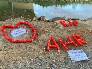Gedenken an die Opfer der Flutkatastrophe im Ahrtal mit 136 Kerzen. - Foto: gik