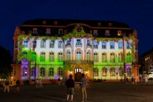 Video-Projektion auf den Osteiner Hof am Schillerplatz: Belebte Bilder sollen Geschichten erzählen. - Foto: Hochschule Mainz