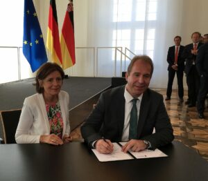 Randolf Stich 2017 als Staatssekretär mit Ministerpräsidentin Malu Dreyer (SPD) in der Staatskanzlei. - Foto: gik