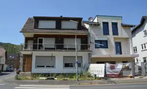 Licht und Schatten im Ahrtal: Neu hergerichtete Häuser in Dernau, zwei Jahre nach der Flut. - Foto: gik