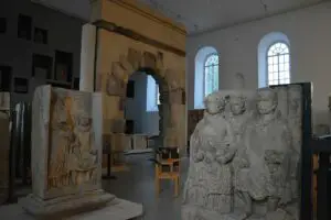 Bei Führungen in der Steinhalle des Mainzer Landemuseums beginnen die antiken Steine zu sprechen... - Foto: gik