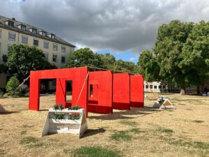 Rote Installationen auf dem Ernst-Ludwig-Platz bei der "Intervention" Ende Juli:; Ratlosigkeit statt Denkanstoß. - Foto: gik