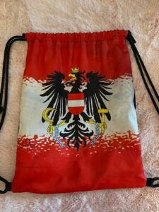 War da nicht ein Reichsadler? Ein rechtsextremes Zeichen? Nein: Es ist ein Rucksack mit dem Wappen der Republik Österreich. - Foto: Wipperfürth