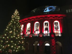 Das Mainzer Staatstheater eignet sich hervorragend für Lichtinstallationen - wie hier Weihnachten 2021. - Foto: gik