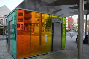 Die derzeit modernste Toilette in Mainz steht auf dem Münsterplatz. - Foto: gik