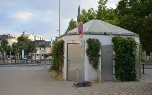 Toilettenhäuschen am Mainzer Rheinufer. - Foto: gik