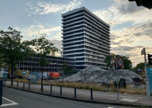 Baustelle Mainzer Unimedizin: Das Hochhaus am Augustusplatz mit abgerissenem Gebäude im Vordergrund. - Foto: gik