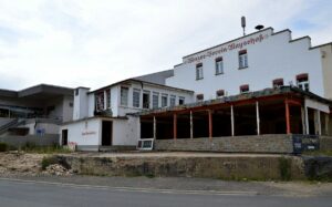 Die zerstörte Winzergenossenschaft in Mayschoß mit ihrem historischen Haupthaus im Juli 2022. - Foto: gik