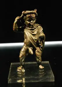 Bronzefigur eines Zwergs mit recht eindeutiger erotischer Pose, gefunden bei den Ausgrabungen zum isistempel. - Foto: gik