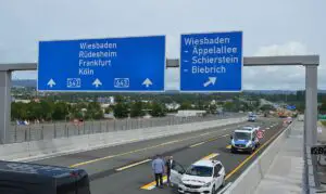 Neue Schiersteiner Brücke mit Blick in Richtung Wiesbaden - und Baggern. - Foto: gik